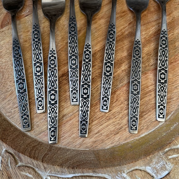 ONEIDA STAINLESS FLATWARE SET PLUS EXTRAS SPANISH MOOD PATTERN EUC - Picture 7 of 14